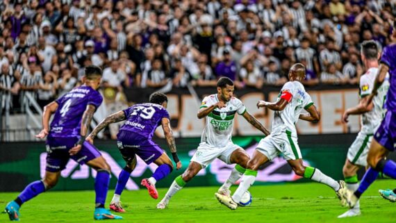 Lance de Ceará x América pela Série b (foto: Mourão Panda/América)