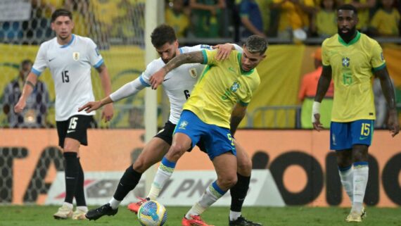 Lance de Brasil x Uruguai pelas Eliminatórias (foto: NELSON ALMEIDA / AFP)