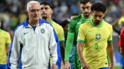 Técnico e jogadores do Brasil cabisbaixos (foto: Robyn BECK / AFP)