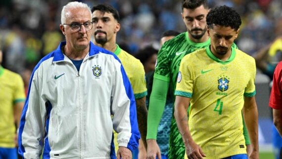 Técnico e jogadores do Brasil cabisbaixos (foto: Robyn BECK / AFP)