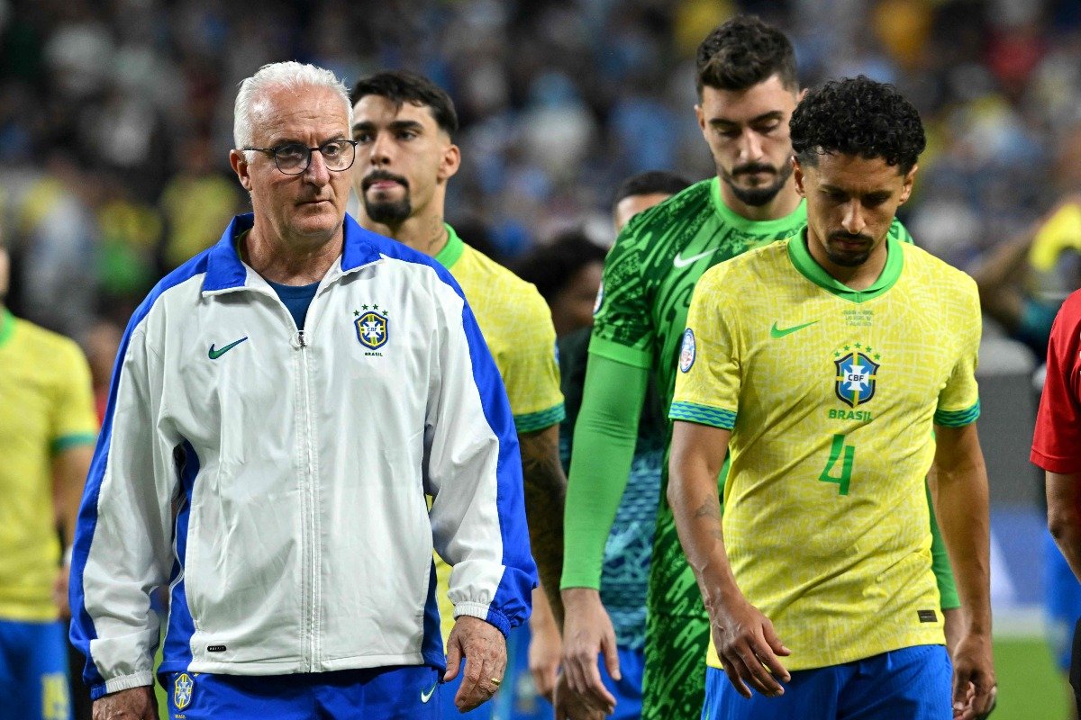 Técnico e jogadores do Brasil cabisbaixos (foto: Robyn BECK / AFP)