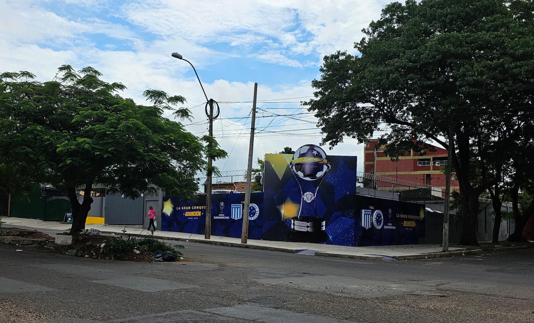 Arredores do estádio La Nueva Olla