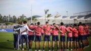 Jogadores do Bragantino se abraçam antes de treino (foto: Ari Ferreira/Red Bull Bragantino)