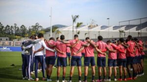 Jogadores do Bragantino se abraçam antes de treino (foto: Ari Ferreira/Red Bull Bragantino)