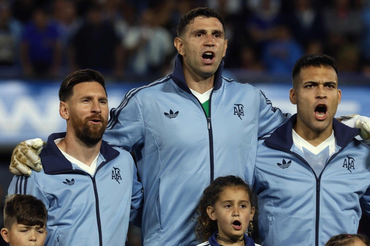 Jogadores da Seleção Argentina durante hino nacional (foto: ALEJANDRO PAGNI / AFP)