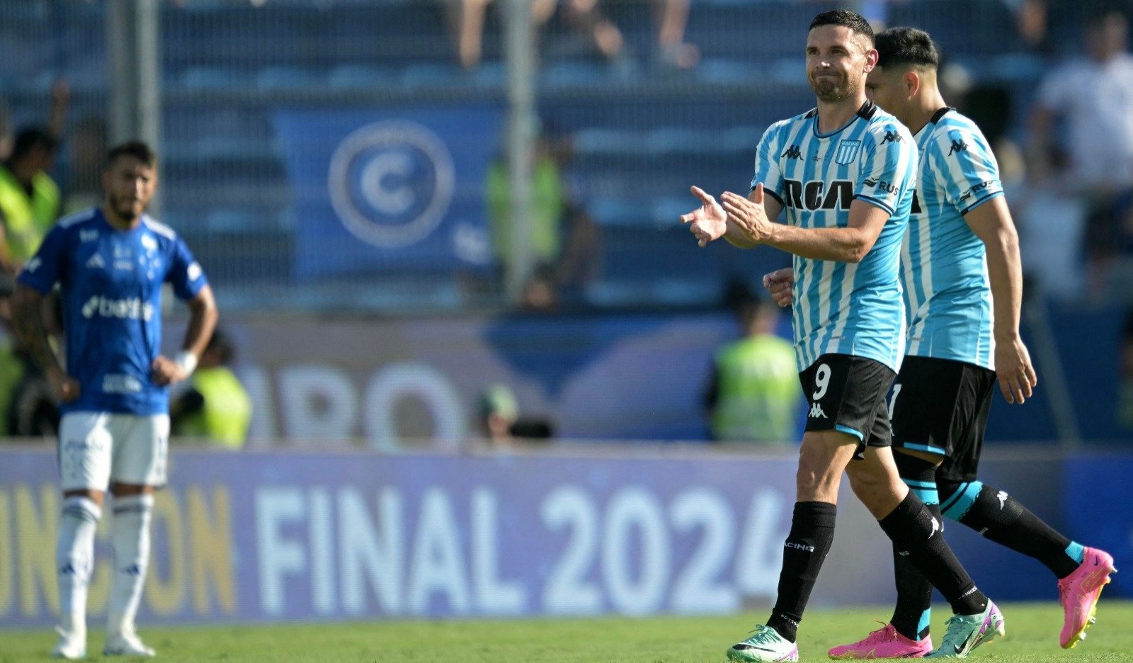 Racing ganhou do Cruzeiro por 3 a 1 (foto: JUAN MABROMATA / AFP)