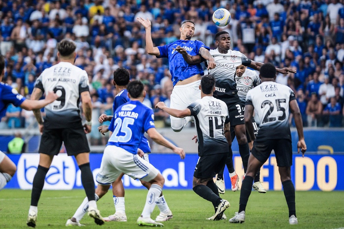 Lance do jogo entre Cruzeiro e Corinthians (foto: Gustavo Aleixo/Cruzeiro)