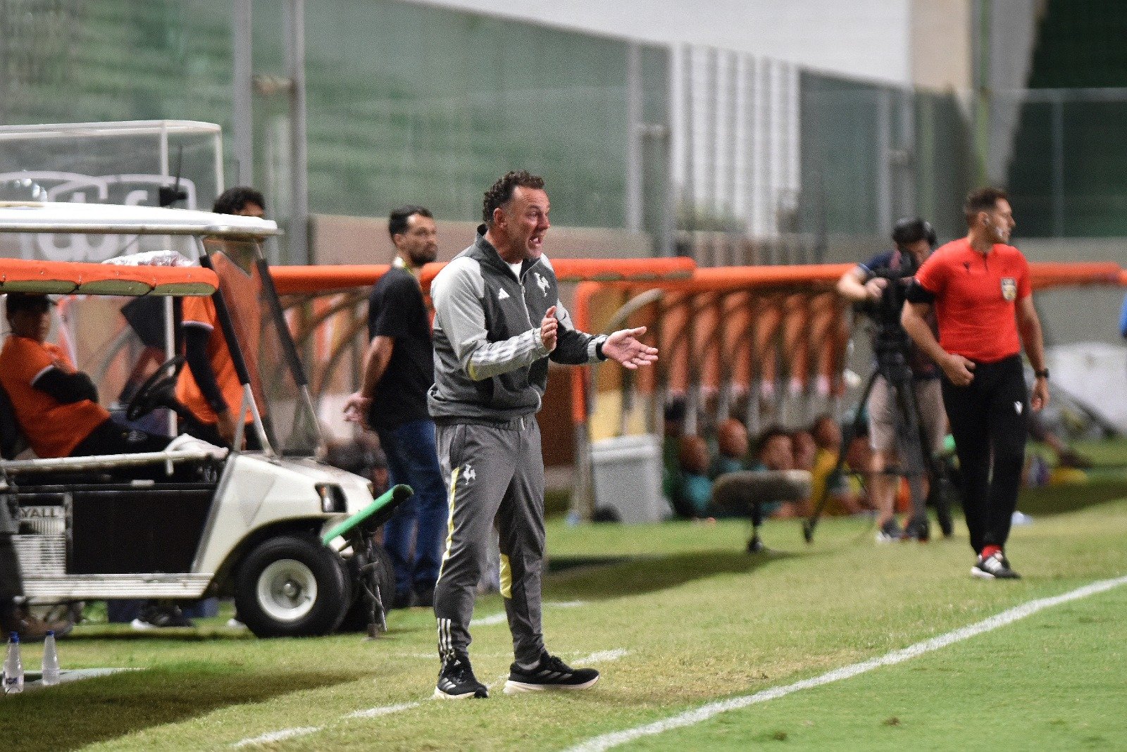 Gabriel Milito bate palma durante Atlético x Juventude (foto: Ramon Lisboa/EM/D.A Press)