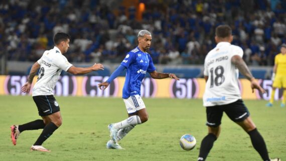 Matheus Pereira em jogo do Cruzeiro contra o Grêmio (foto: Ramon Lisboa / EM / D.A Press)