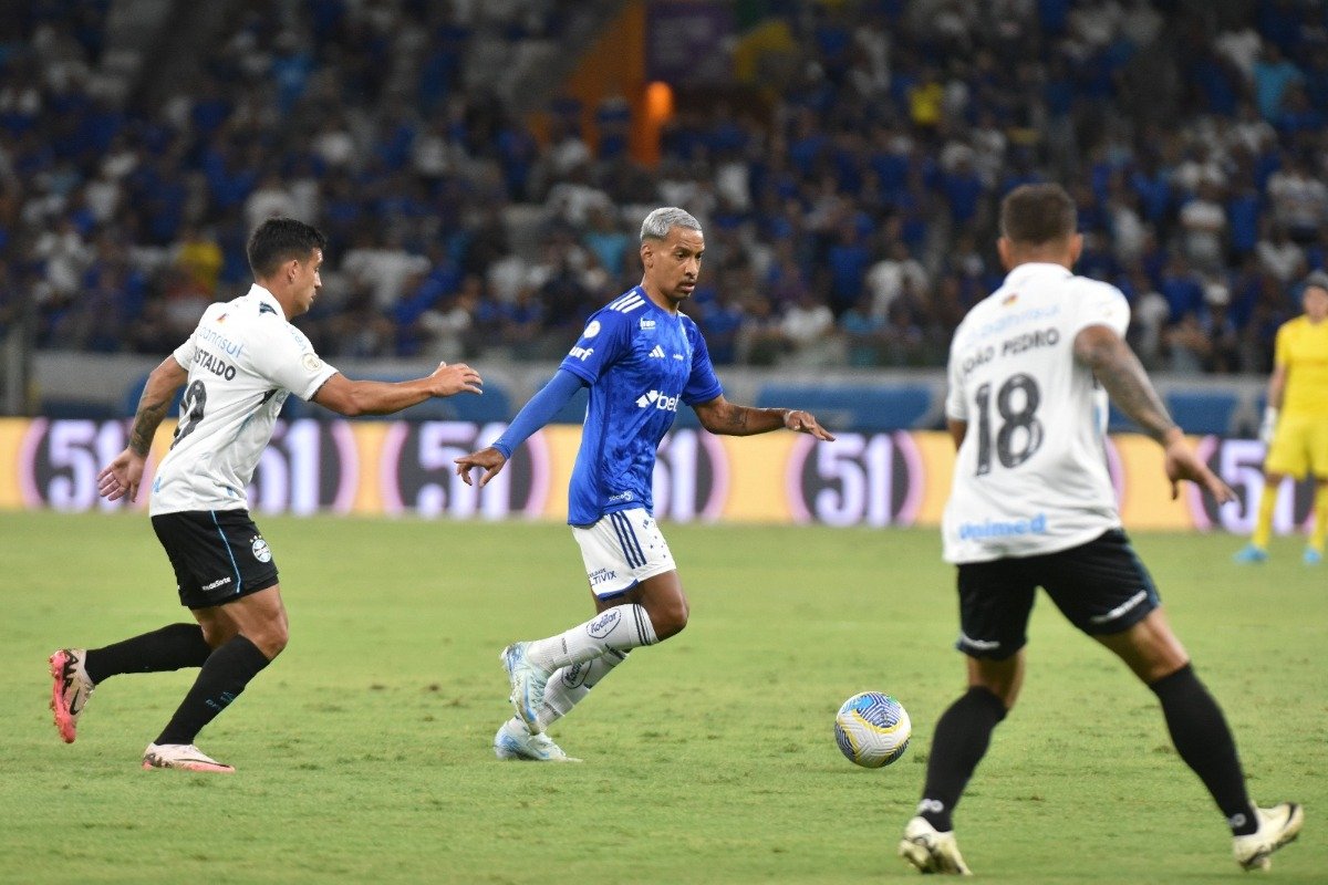 Matheus Pereira em jogo do Cruzeiro contra o Grêmio (foto: Ramon Lisboa / EM / D.A Press)