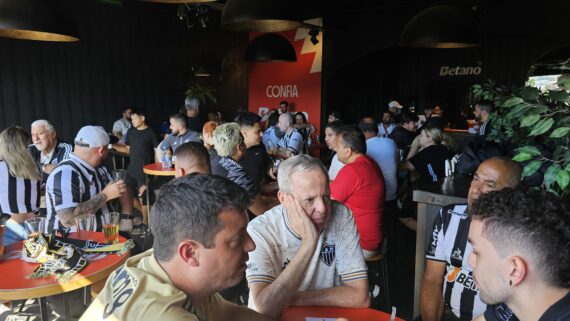 Torcedores do Atlético em bar na Argentina (foto: Samuel Resende/No Ataque)