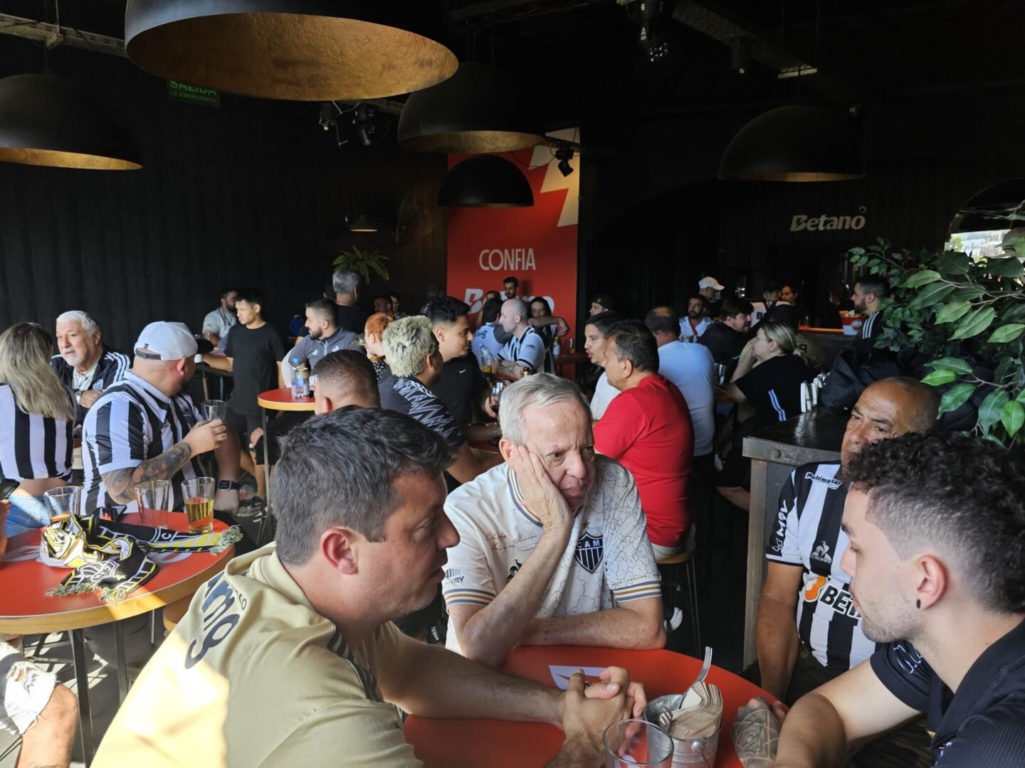 Torcedores do Atlético em bar na Argentina (foto: Samuel Resende/No Ataque)