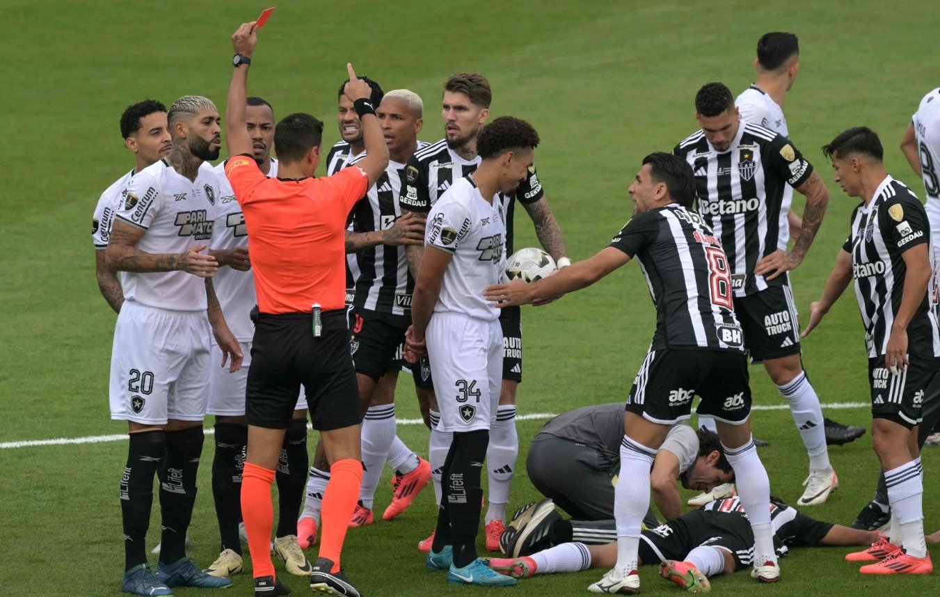 Gregore foi expulso por falta cometida com menos de um minuto (foto: JUAN MABROMATA/AFP)