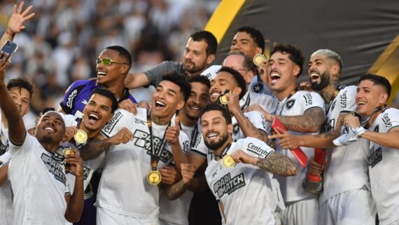 Alex Telles (centro) exibe medalha de campeão da Libertadores em comemoração com companheiros de Botafogo (foto: Alexandre Guzanshe/EM/D.A Press)