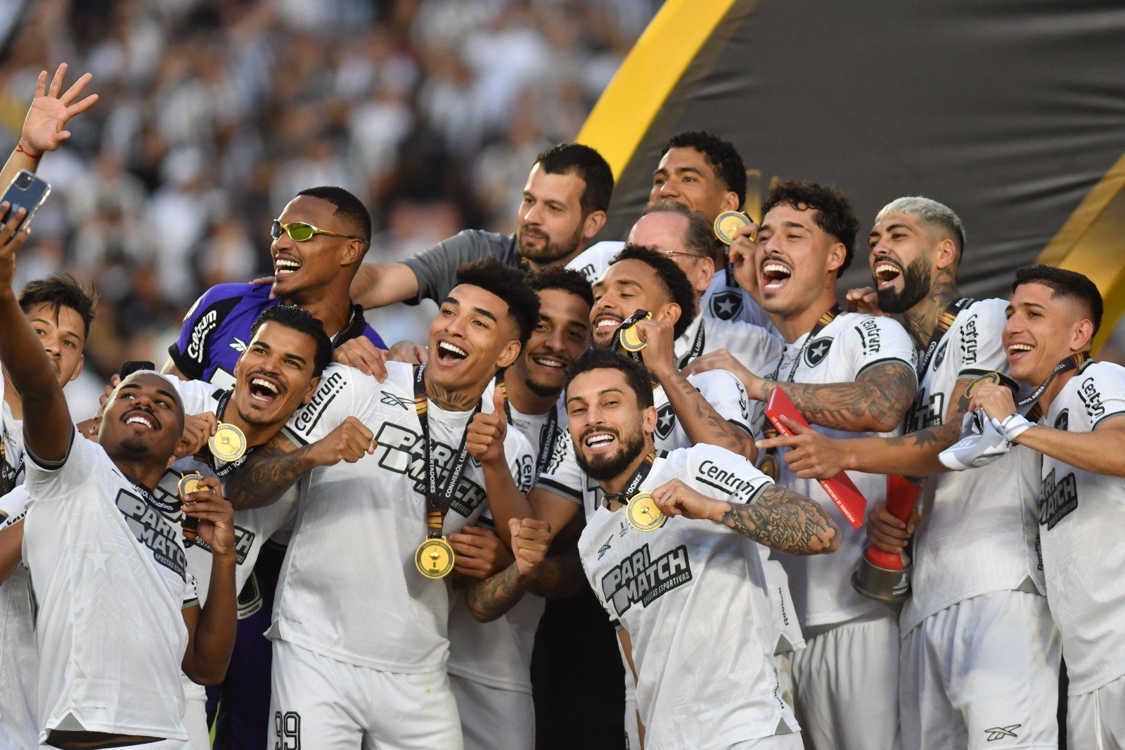 Alex Telles (centro) exibe medalha de campeão da Libertadores em comemoração com companheiros de Botafogo (foto: Alexandre Guzanshe/EM/D.A Press)