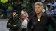 Abel Ferreira, ao fundo, e Renato Gaúcho, desfocado, à frente (foto: Cesar Greco/Palmeiras)