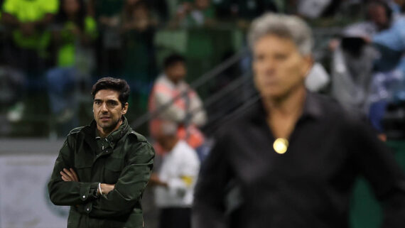 Abel Ferreira, ao fundo, e Renato Gaúcho, desfocado, à frente (foto: Cesar Greco/Palmeiras)