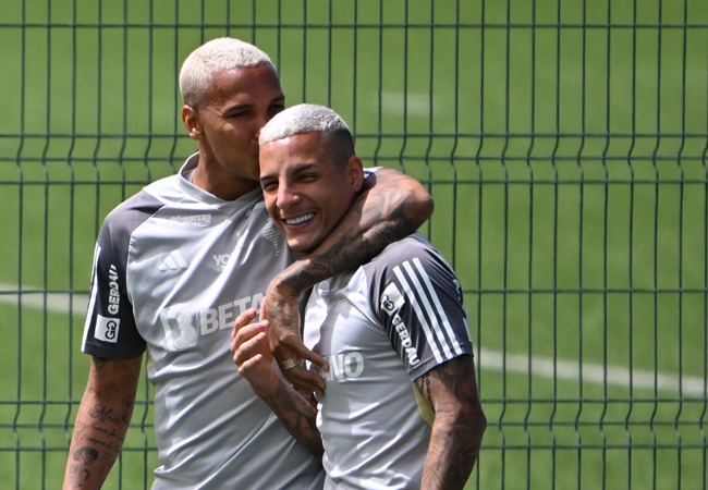 Deyverson e Arana em clima descontraído em treino do Atlético na véspera da final da Libertadores - (foto: Luis ROBAYO / AFP)