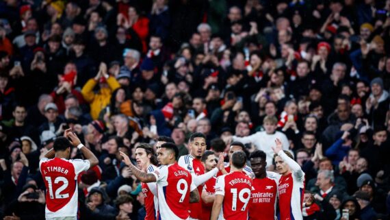 Jogadores do Arsenal comemoram gol (foto: BENJAMIN CREMEL/AFP)