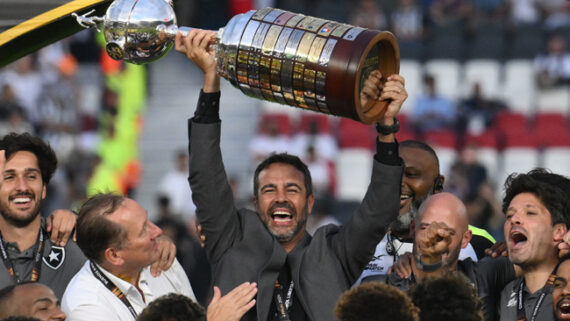 Artur Jorge comemora a conquista da Copa Libertadores (foto: Luis ROBAYO / AFP)