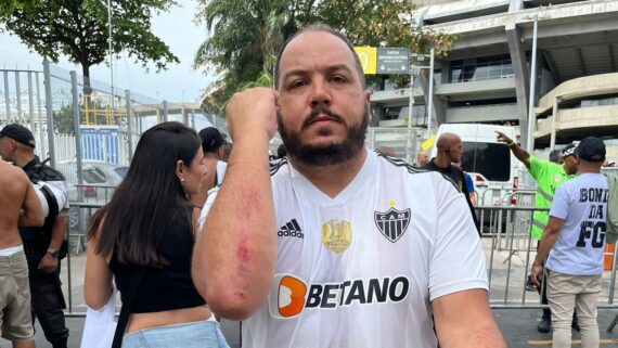 Torcedor do Atlético agredido no Maracanã (foto: Lucas Bretas/No Ataque)