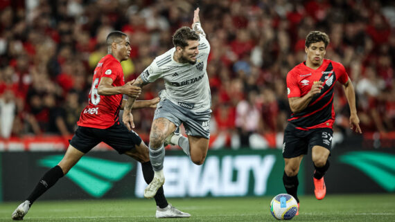 Lance do jogo entre Athletico-PR e Atlético na Ligga Arena (foto: Pedro Souza/Atlético)