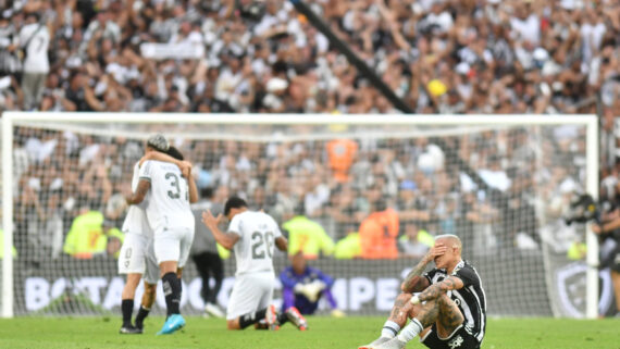 Vargas se lamenta em final entre Atlético e Botafogo na Libertadores (foto: Alexandre Guzanshe/EM/D.A Press)