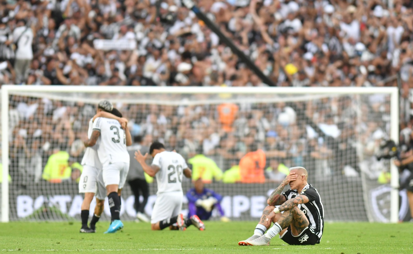 Vargas se lamenta em final entre Atlético e Botafogo na Libertadores - (foto: Alexandre Guzanshe/EM/D.A Press)