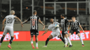 Jogadores de Atlético e Botafogo (foto: Alexandre Guzanshe/EM/D.A Press)