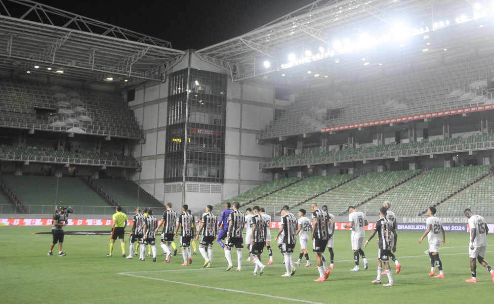 Jogadores de Atlético e Botafogo durante entrada no Independência em duelo sem torcida - (foto: Alexandre Guzanshe/EM/D.A Press)