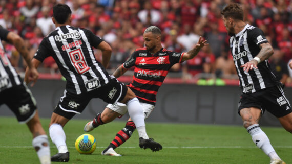 Atlético se defende do Flamengo durante final da Copa do Brasil (foto: Alexandre Guzanshe/EM/DA.Press)