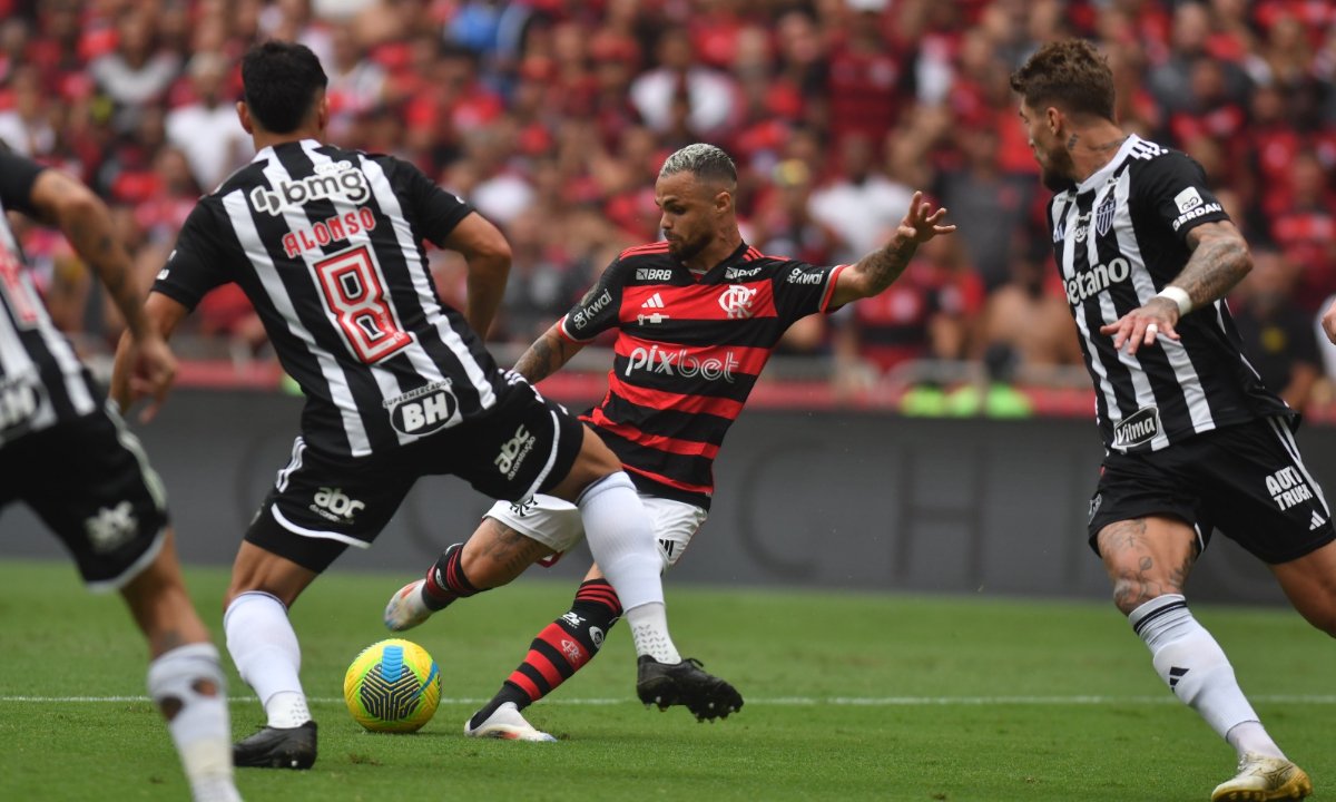 Atlético se defende do Flamengo durante final da Copa do Brasil (foto: Alexandre Guzanshe/EM/DA.Press)