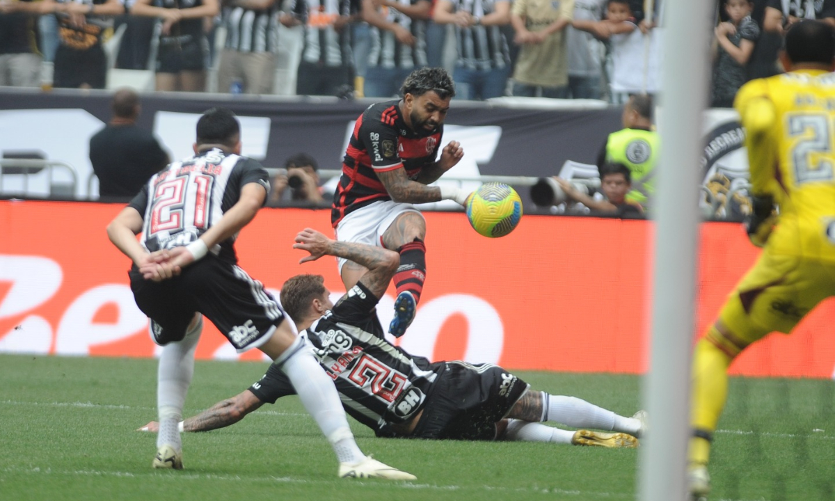 Lyanco trava finalização de Gabigol na final da Copa do Brasil - (foto: Alexandre Guzanshe/EM/D.A Press)