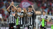 Jogadores do Atlético após derrota diante do Flamengo na Copa do Brasil, no Maracanã (foto: Alexandre Guzanshe/EM/D.A Press)