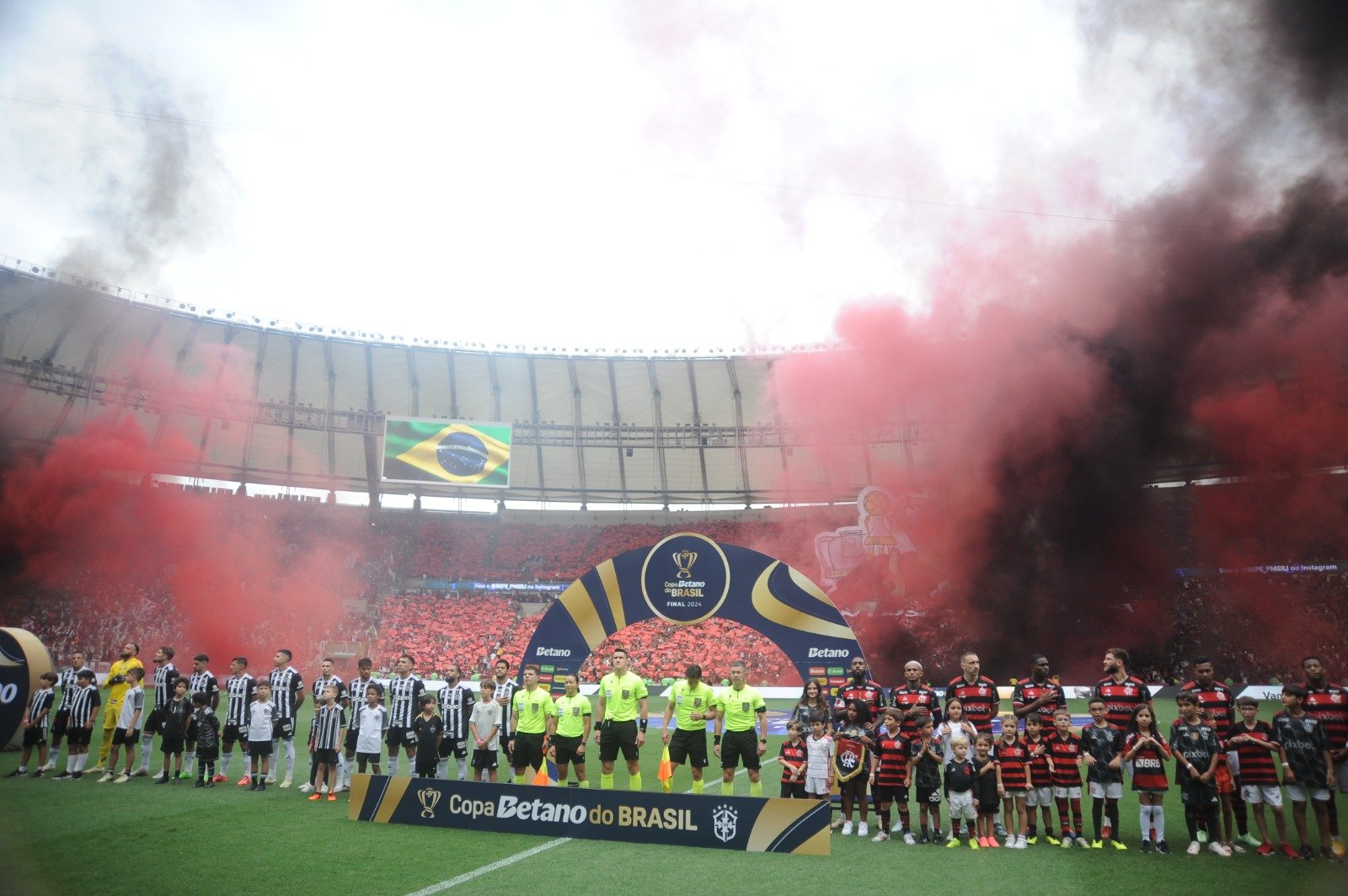 Jogadores de Atlético e Flamengo perfilados antes do jogo de ida da final da Copa do Brasil (foto: Alexandre Guzanshe/EM/D.A Press)