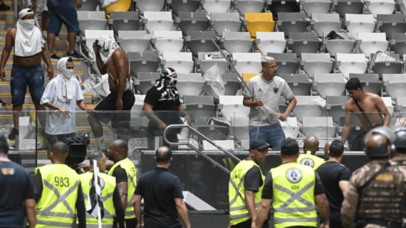 Torcedores do Atlético invadindo gramado da Arena MRV (foto: Leandro Couri/EM/D.A Press)