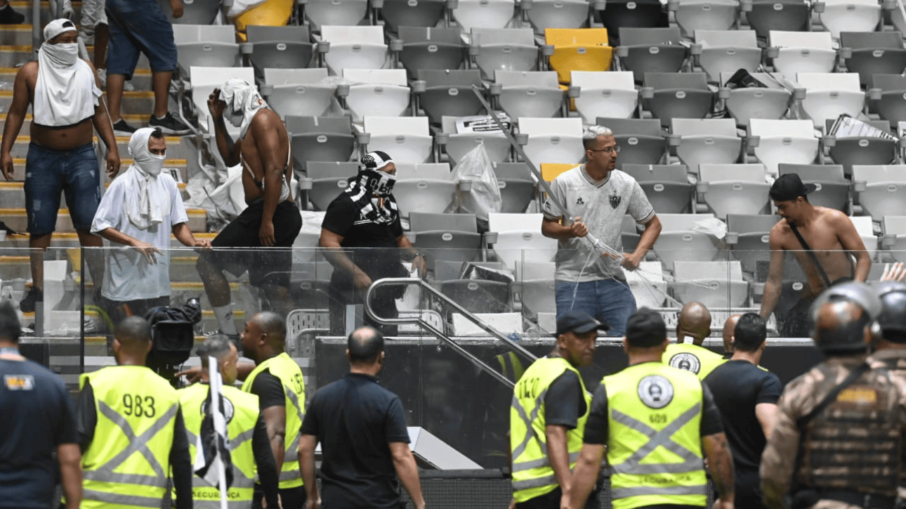 Torcedores do Atlético invadindo o gramado da Arena MRV - (foto: Leandro Couri/EM/DA Press)