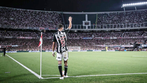 Gustavo Scarpa em ação pelo Atlético diante do River Plate no Monumental de Núñez, em Buenos Aires (foto: Pedro Souza/Atlético)