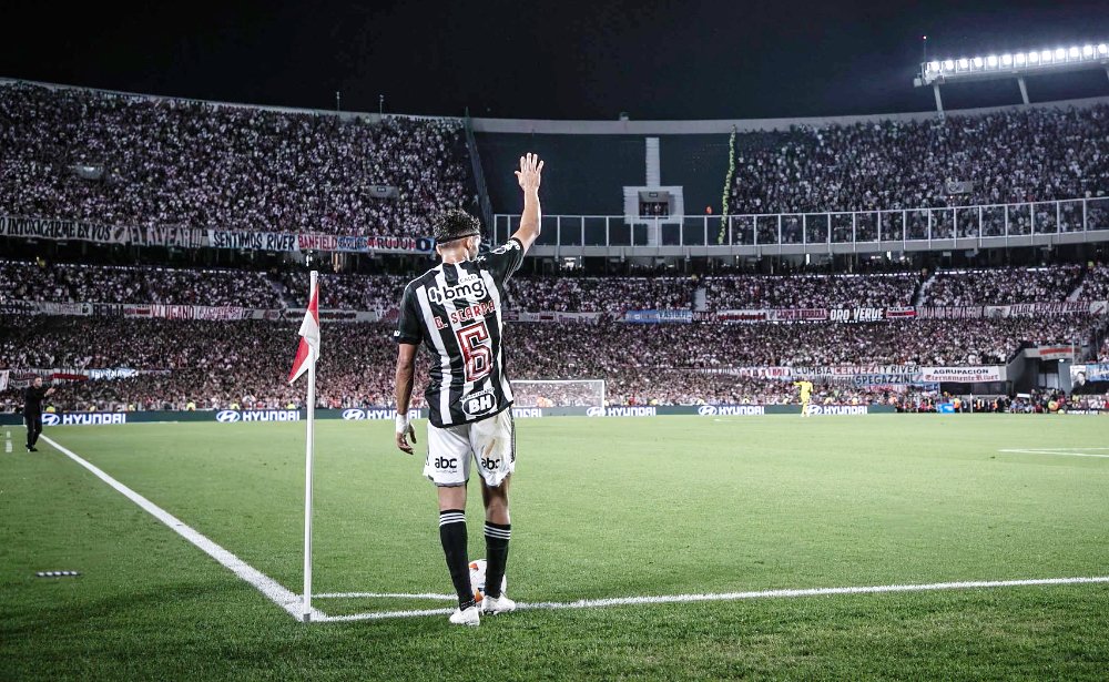 Gustavo Scarpa em ação pelo Atlético diante do River Plate no Monumental de Núñez, em Buenos Aires (foto: Pedro Souza/Atlético)