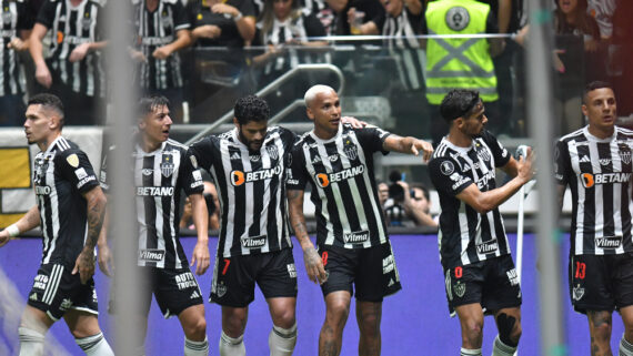 Jogadores do Atlético comemoram gol na Arena MRV (foto: Alexandre Guzanshe/EM/D.A Press)