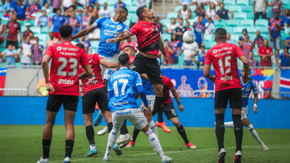 Jogadores de Bahia e Athletico-PR, pelo Brasileiro (foto: Rafael Rodrigues/EC Bahia)