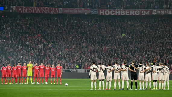 Jogadores de Bayern e Benfica antes da partida pela quarta rodada da Liga dos Campeões (foto: TOBIAS SCHWARZ/AFP)