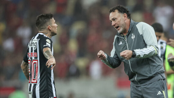 Bernard e Milito em conversa durante empate do Atlético com o Flamengo pelo Campeonato Brasileiro (foto: Pedro Souza/Atlético)