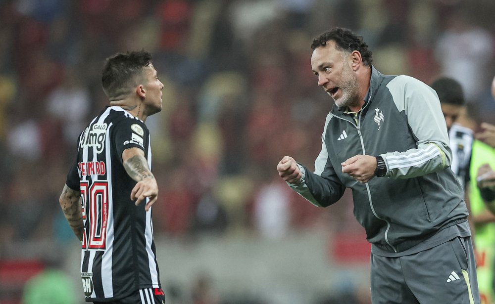 Bernard e Milito em conversa durante empate do Atlético com o Flamengo pelo Campeonato Brasileiro (foto: Pedro Souza/Atlético)