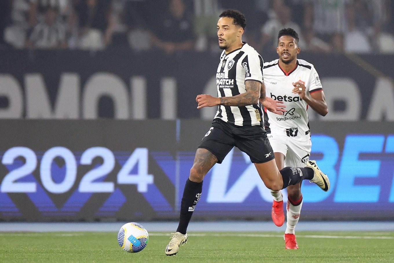 Lance do jogo entre Botafogo e Vitória pelo Brasileiro (foto: Vitor Silva/Botafogo)