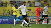 Jogadores de Brasil e Uruguai em partida pelas Eliminatórias (foto: Nelson Almeida/AFP)