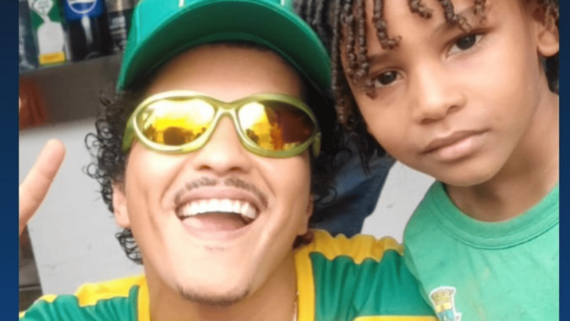 Bruno Mars ao lado de criança atleticana (foto: Reprodução)