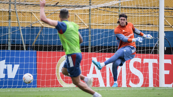 Cássio dá passe durante treino do Cruzeiro no Paraguai (foto: Gustavo Aleixo/Cruzeiro)