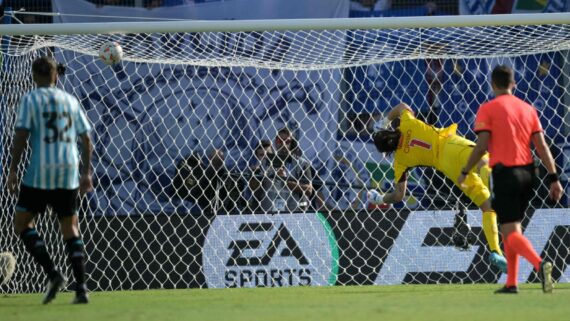 Cássio foi encoberto e levou gol de Martirena (foto: Juan Mabromata/AFP)