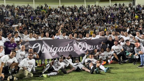 Jogadores e funcionários do Ceará comemoram acesso à Série A (foto: Gabriel Silva/Ceará SC)